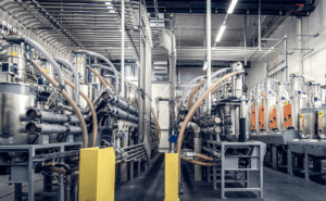 Máy móc sản xuất trong một nhà máy công nghiệp