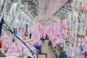 nhà máy may mặc áp dụng máy móc và phần mềm quản lý hiện đại