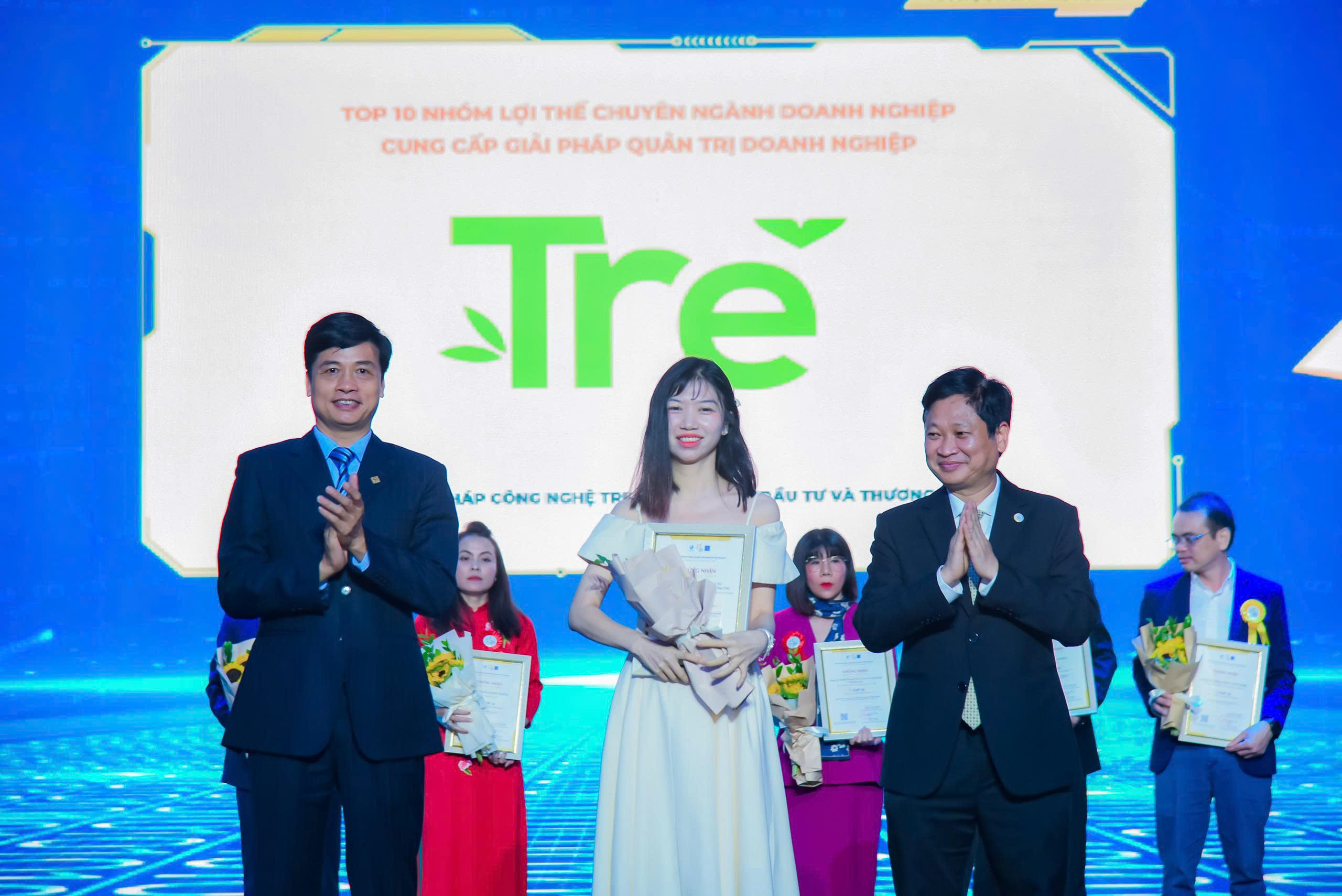 Đại diện Tre nhận giải thưởng Top 10 Doanh nghiệp Công nghệ số Việt Nam 2025 do VINASA trao tặng, hạng mục doanh nghiệp cung cấp giải pháp quản trị ERP cho ngành dệt may.