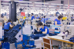 Nhân viên chuyền may TNG làm việc