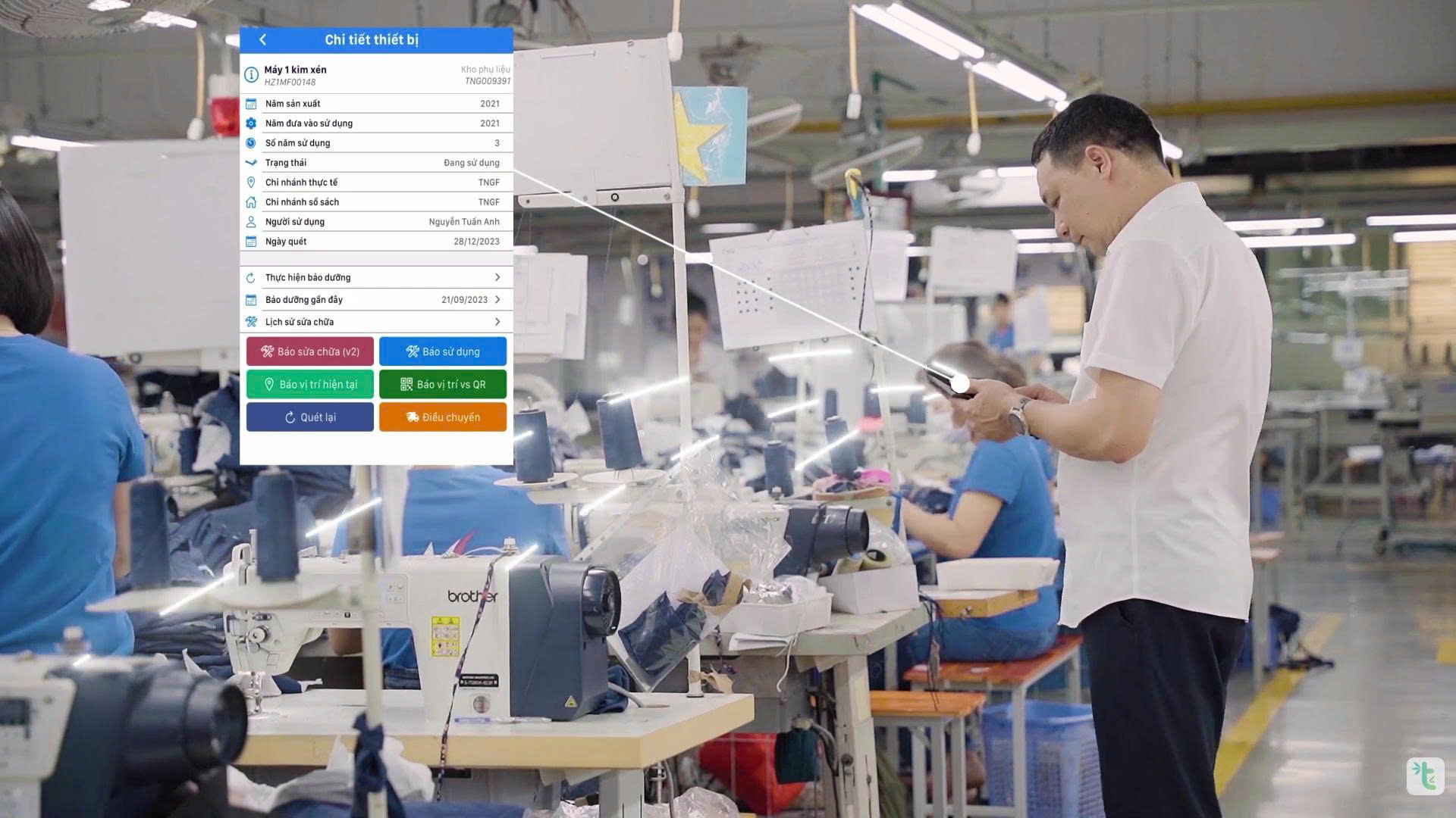 Bộ phận kỹ thuật kiểm tra máy móc thiết bị ngành may bằng ứng dụng mobile Tre ERP tại xưởng sản xuất